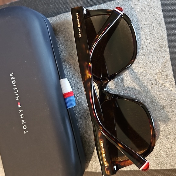 Tommy Hilfiger NWOT tortoise sunglasses Gorgeous! - Picture 6 of 6